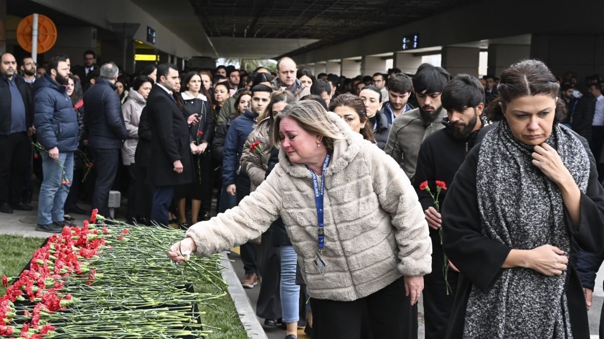 Colas para depositar flores en memoria de las víctimas del accidente del vuelo J2-8243 . EFE EPA