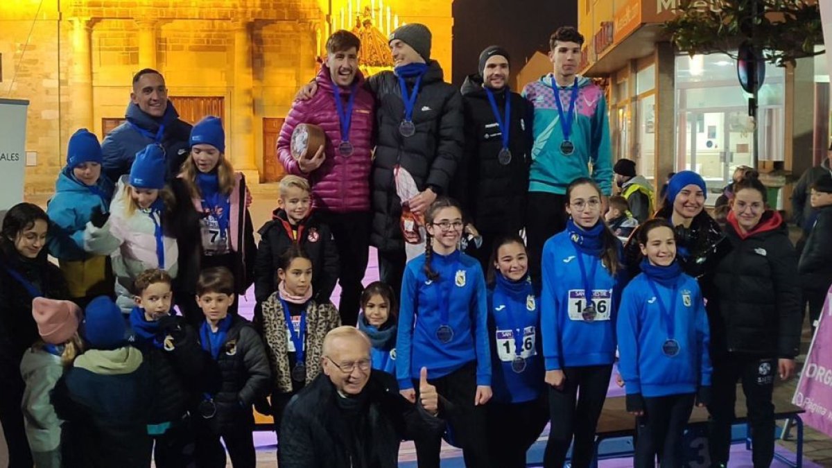 Foto de familia de los integrantes de los podios. AYUNTAMIENTO VDJ