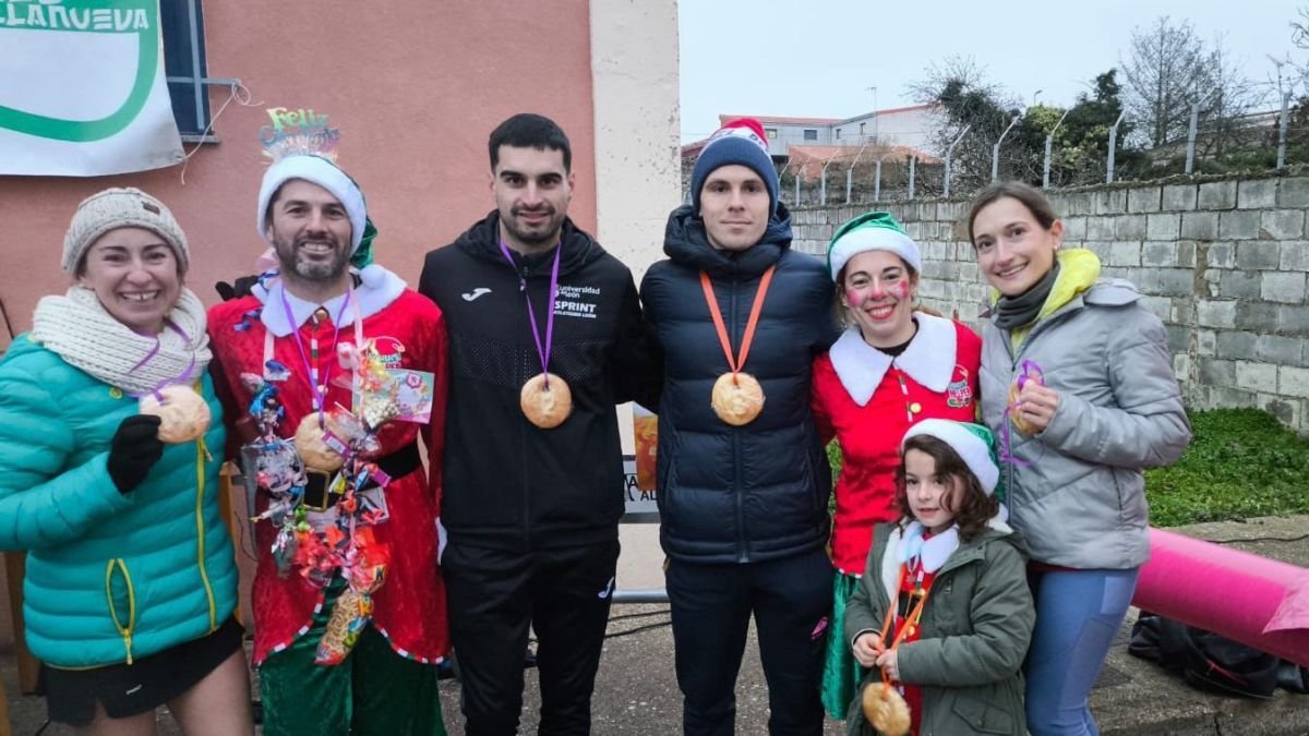 Podio masculino y femenino de la San Silvestre de Villanueva. DL