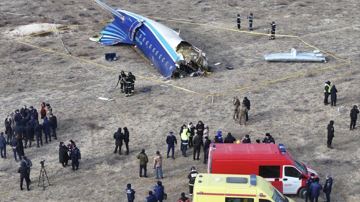 Foto de archivo donde integrantes de los cuerpos de emergencias trabajan en el lugar donde se estrelló un avión de pasajeros el miércoles 25 de diciembre de 2024 cerca de Aktau (Kazajistán). EFE/EPA/ AZAMAT SARSENBAYEV