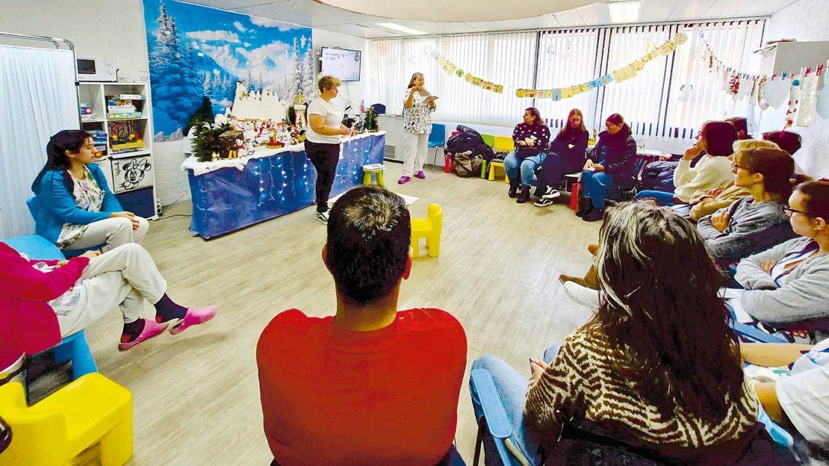 Un momento de la clase formativa de padres en el primer centro asistencial berciano.