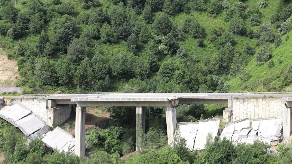 Estado del viaducto del Castro, en la A-6, tras el segundo derrumbe. ANA F. BARREDO