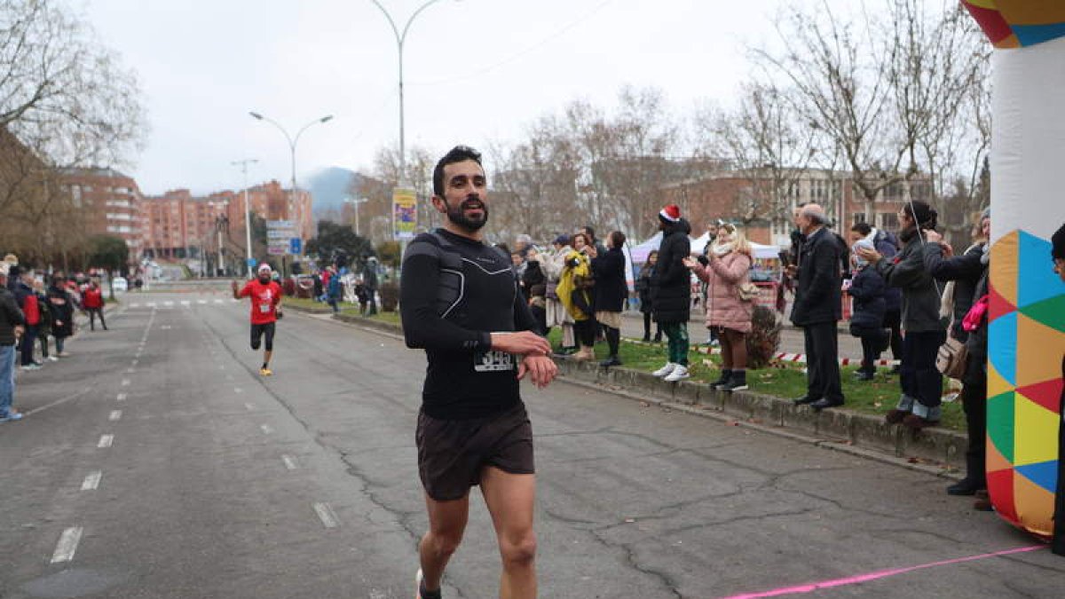 Álex Amigo cruza la línea de meta como ganador. L. DE LA MATA