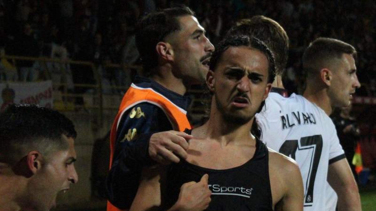 Txus Alba llevó la locura al Reino de León en el 2-1 ante el Tarazona en el 95’. ÁNGELOPEZ