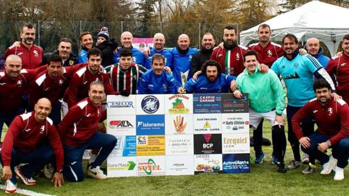 Los integrantes del Reino Autocristamóvil-Green Córner posan tras conquistar el Reino Autocristamóvil-Green Córner.  DL