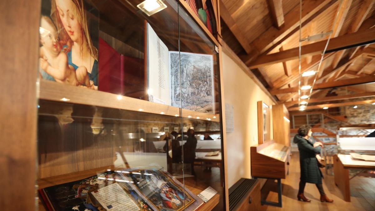 El bibliófilo Antonio Ovalle, junto al director de los museos y el castillo de Ponferrada, Javier García Bueso, en la muestra. dl (Un rincón de la muestra. dl)