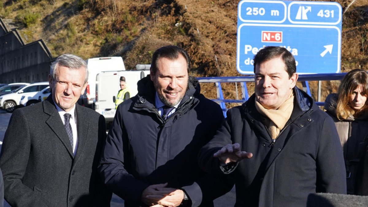 Alfonso Rueda, Óscar Puente y Alfonso Fernández Mañueco, en la apertura de la A-6