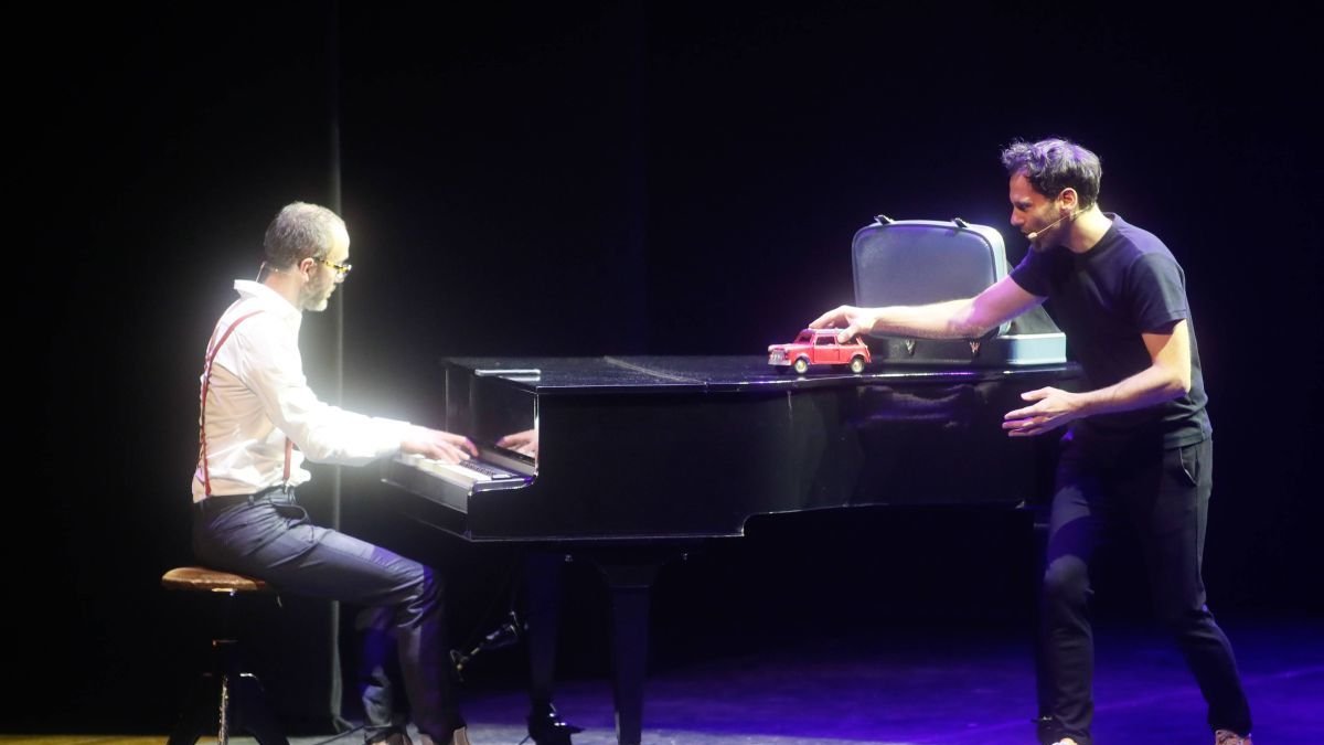 El francés Ben Rose, junto a su pianista, durante la actuación en la Gala Internacional del Festival Internacional León Vive La Magia. ángelopez