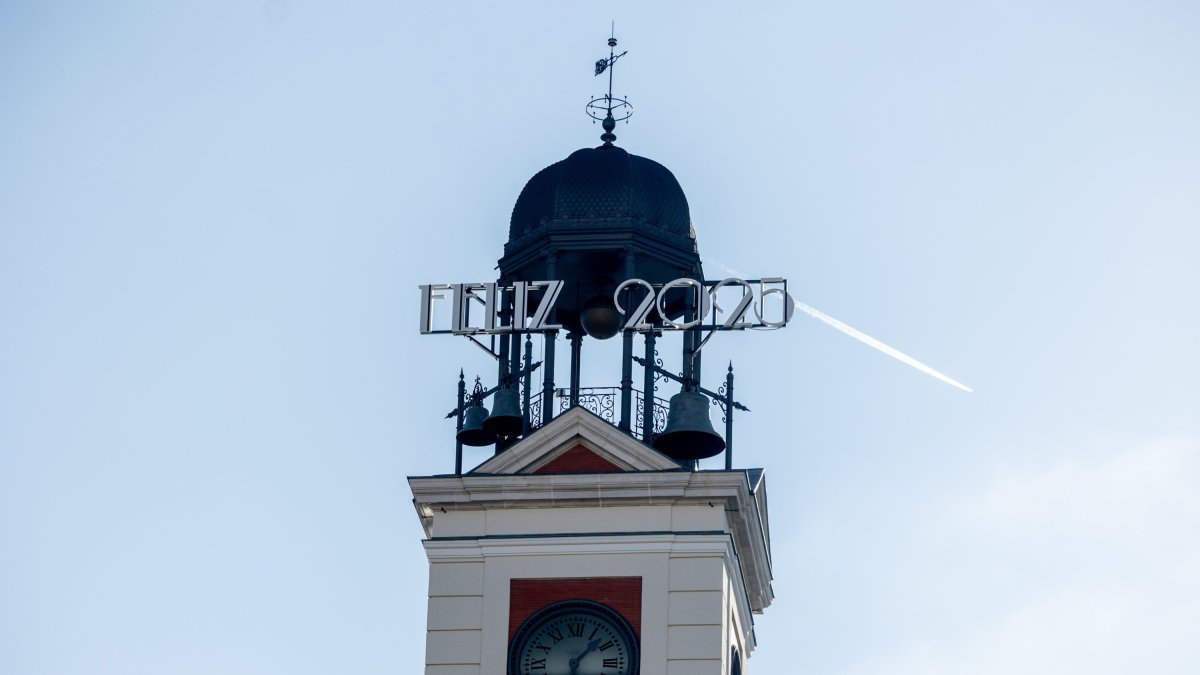 El cartel luminoso en el que se lee ‘Feliz 2025’ colocado para las Campanadas de Nochevieja, en la Puerta del Sol, a 28 de diciembre de 2024, en Madrid (España). El reloj de la Real Casa de Correos estrena esta Nochevieja el cartel luminoso que da la bien
