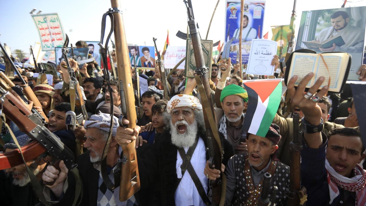 Seguidores hutíes gritan consignas y levantan sus armas durante una protesta contra Estados Unidos e Israel el pasado 27 de diciembre en Sana. EFE/EPA/YAHYA ARHAB
