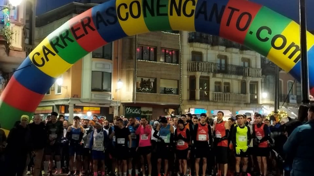Instantes previos a la salida deer la categoría absoluta de la San Silvestre de La Bañeza.