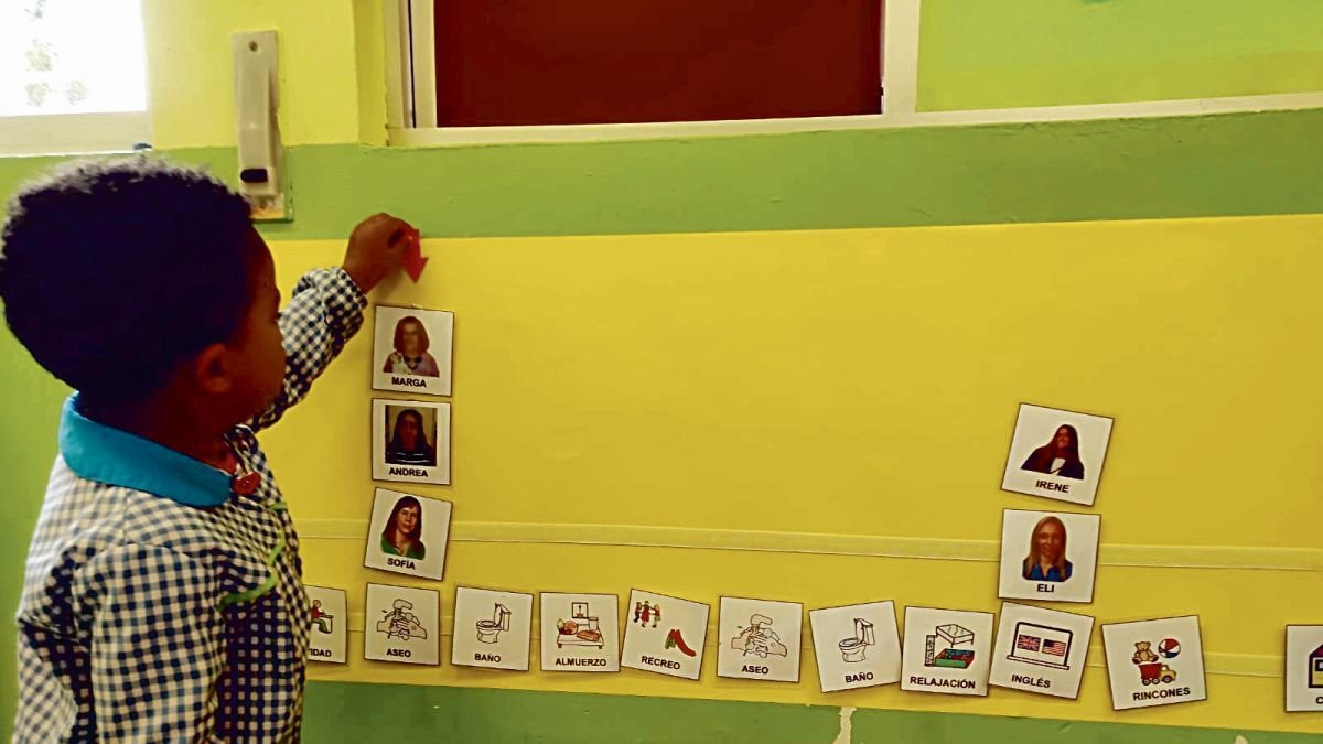 Uno de los alumnos del Gumersindo de Azcárate realiza una actividad con imágenes. DL