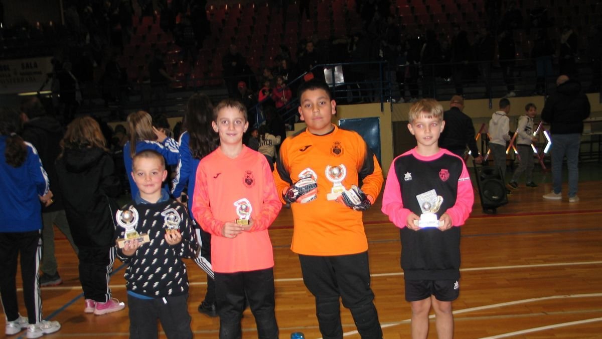 Los jugadores galardonados posan con sus trofeos.