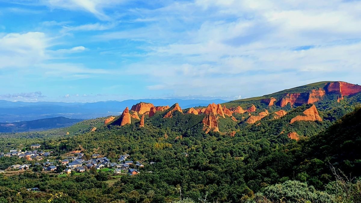 Vista parcial del yacimiento aurífero romano de Las Médulas con los típicos picachos anaranjados y el pueblo de Médulas a sus pies, en el municipio de Carucedo. dl
