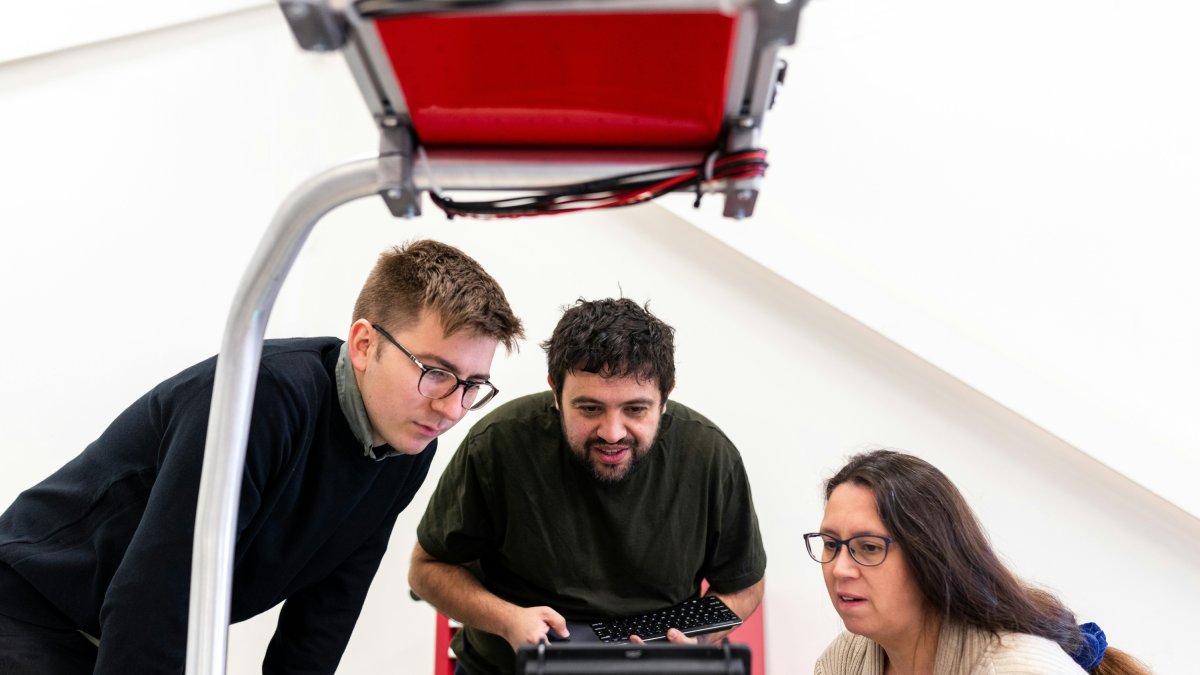 Investigadores trabajando con un dispositivo experimental