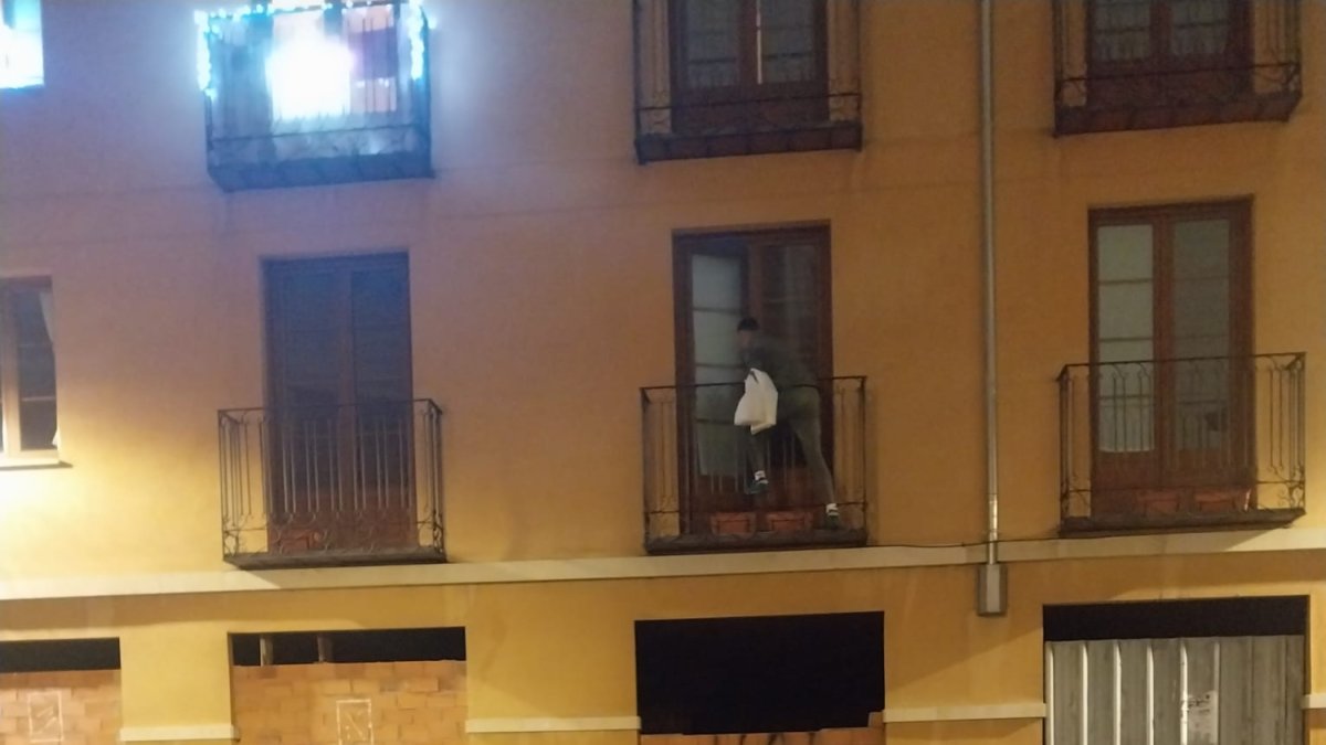 Imagen captada en el momento de acceso a una vivienda por la ventana, en la plaza del Conde 
