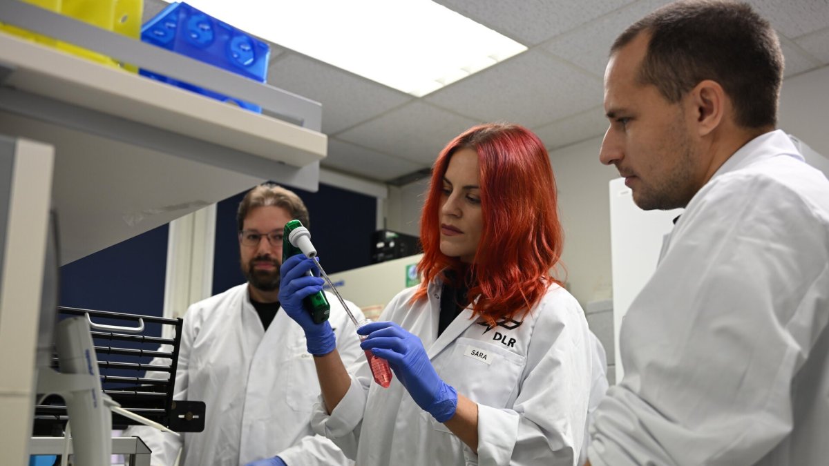 Sara García durante su entrenamiento como astronauta de la ESA