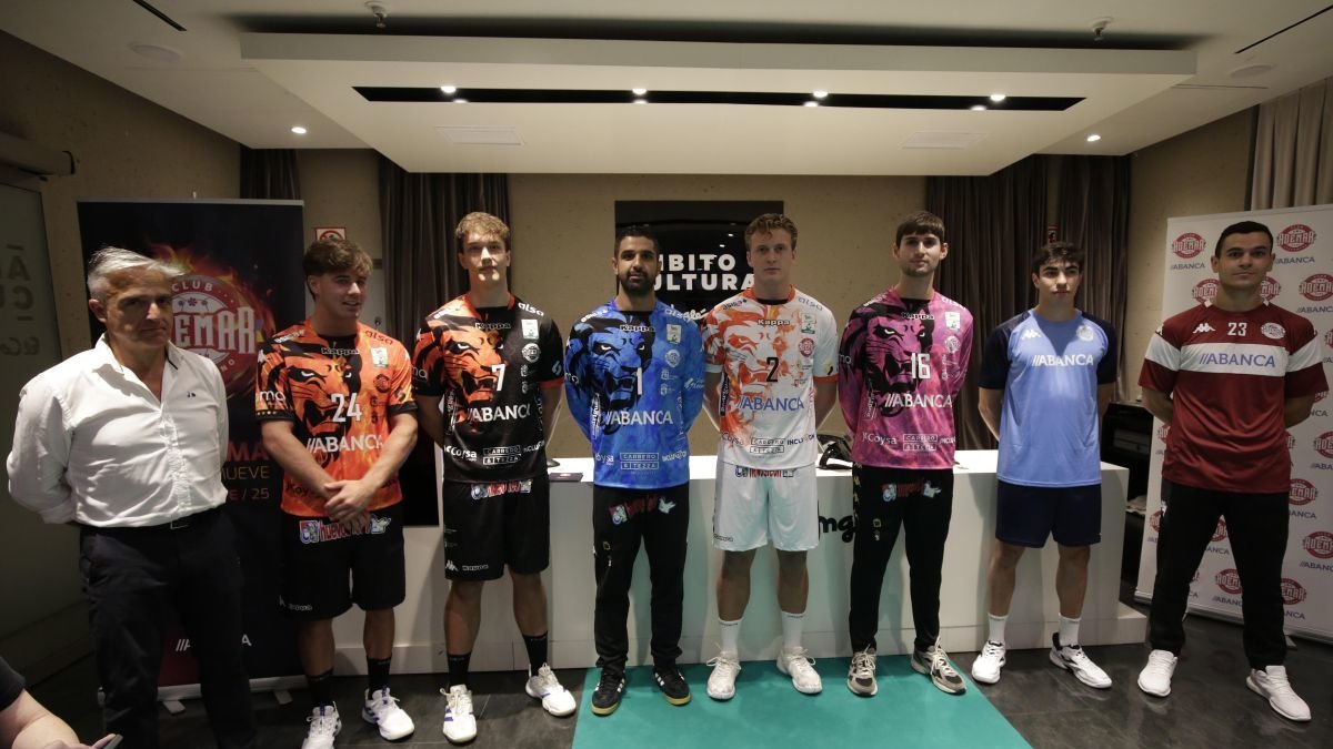 Equipaciones del Abanca Ademar para la presente temporada, que en su espalda llevan el escudo de Castilla y León. fernado otero