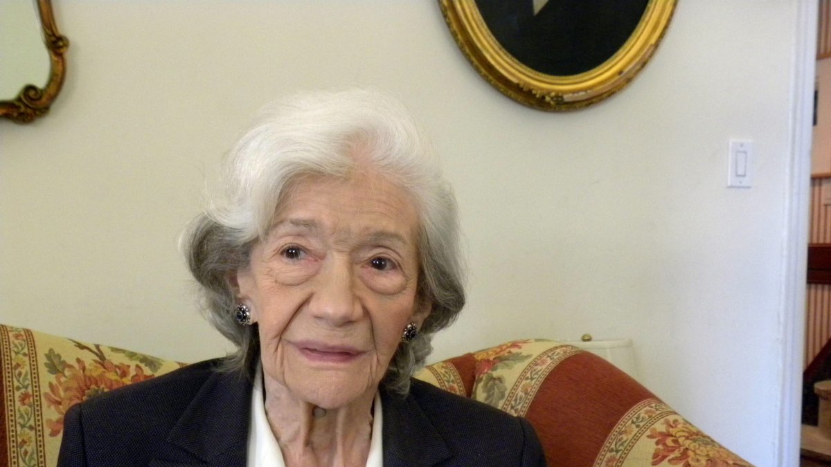 La escritora española y Premio Cervantes 2010 Ana María Matute habla durante una entrevista con Efe EN 2011.