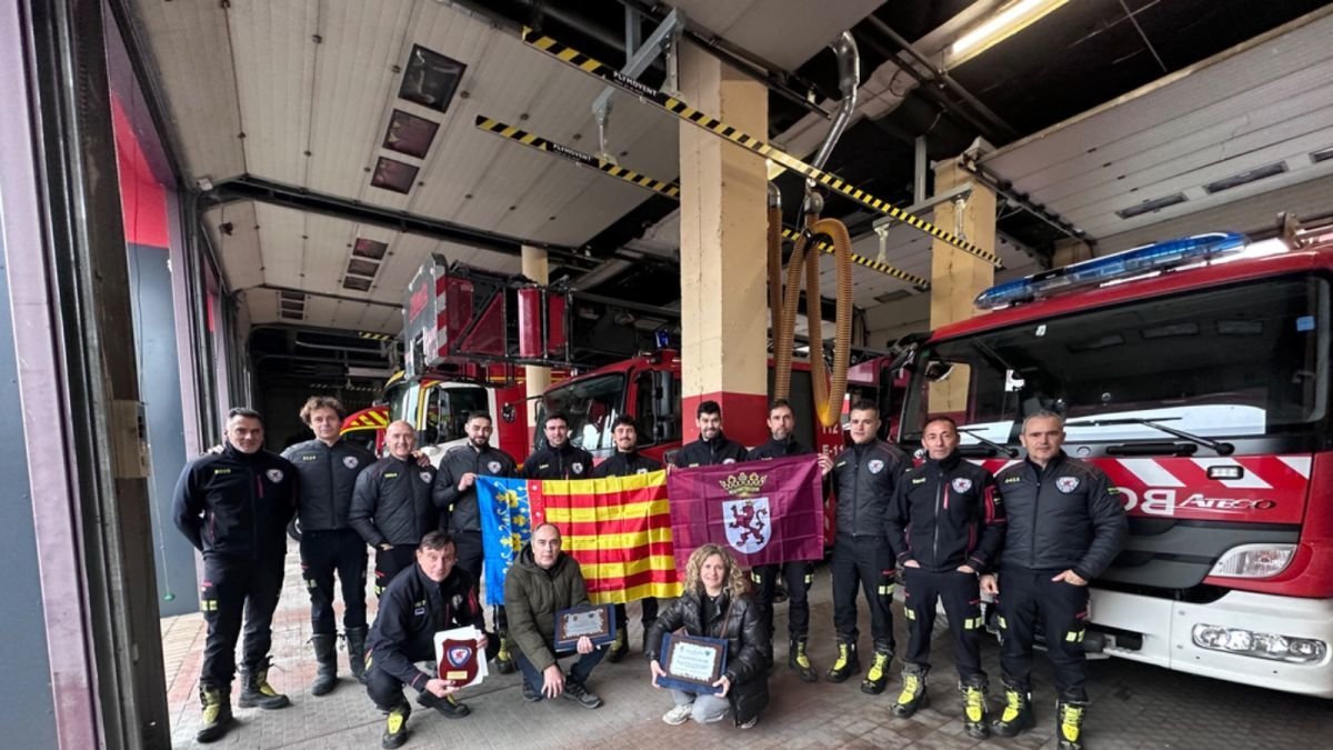 Los bomberos de Paiporta y León con sus placas y banderas. dl