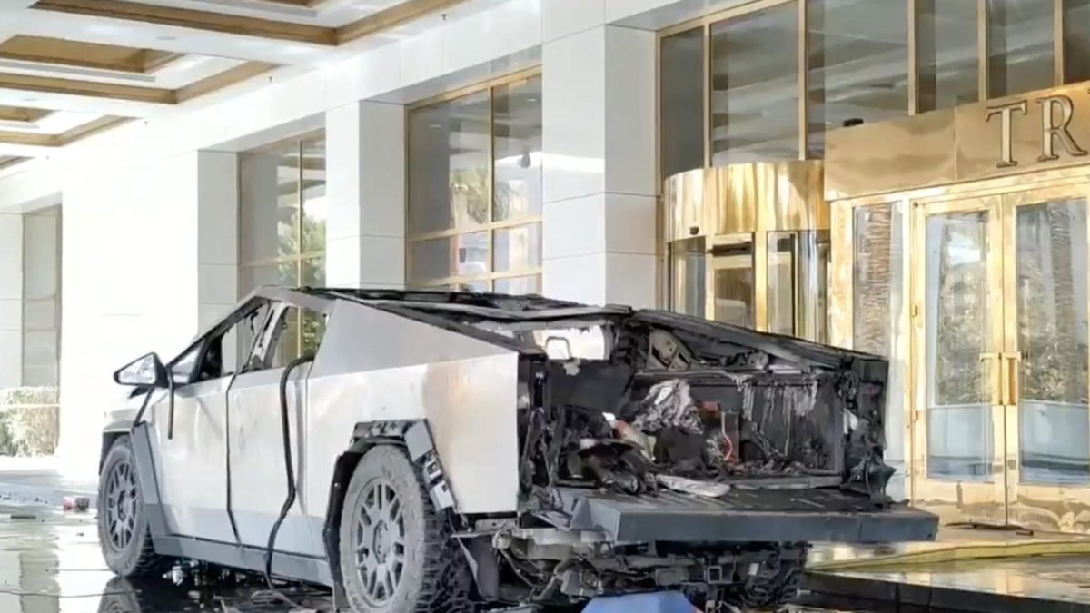 Captura de fotograma que muestra los restos de un Tesla Cybertruck que explotó frente al Hotel Trump en Las Vegas, Nevada, EE UU., el 1 de enero de 2025.