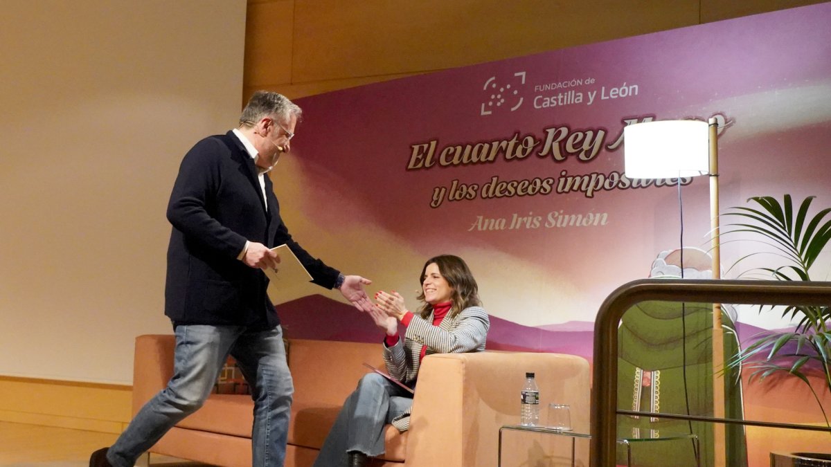 El presidente de las Cortes de Castilla y León, Carlos Pollán, recibe y da la bienvenida a los participantes en el cuentacuentos ''El Cuarto Rey Mago y los deseos imposibles'', escrito por Ana Iris Simón.