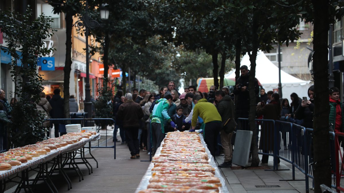 La fila de roscones de Reyes en la avenida de España de Ponferrada.