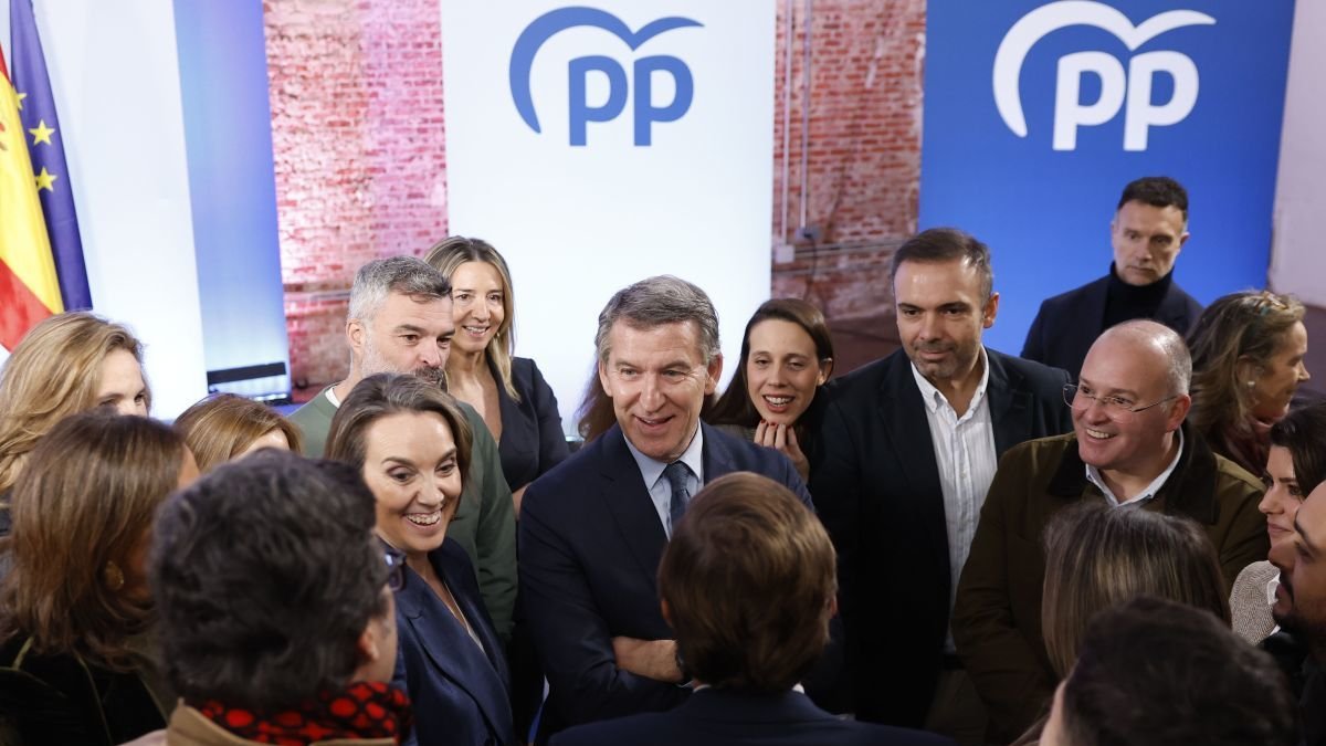 Feijóo, rodeado de la plana mayor del PP y de militantes. 