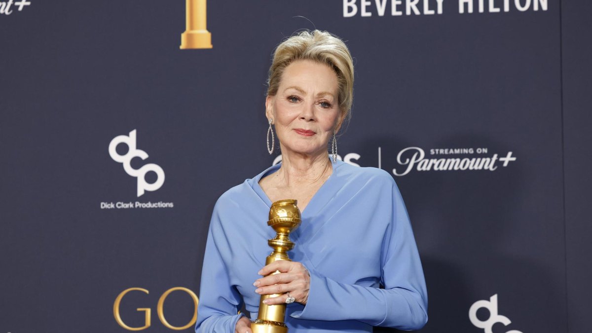 La actriz estadounidense Jean Smart posa en la sala de prensa con el premio a la mejor interpretación femenina en una serie de televisión, musical o comedia.