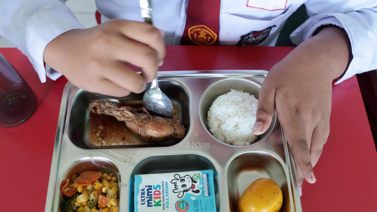 Uuna comida gratuita en la escuela primaria Lengkong 1 en Tangerang en el primer día del inicio del programa de comidas gratis en las escuelas en Indonesia. EFE/EPA/ADI WEDA