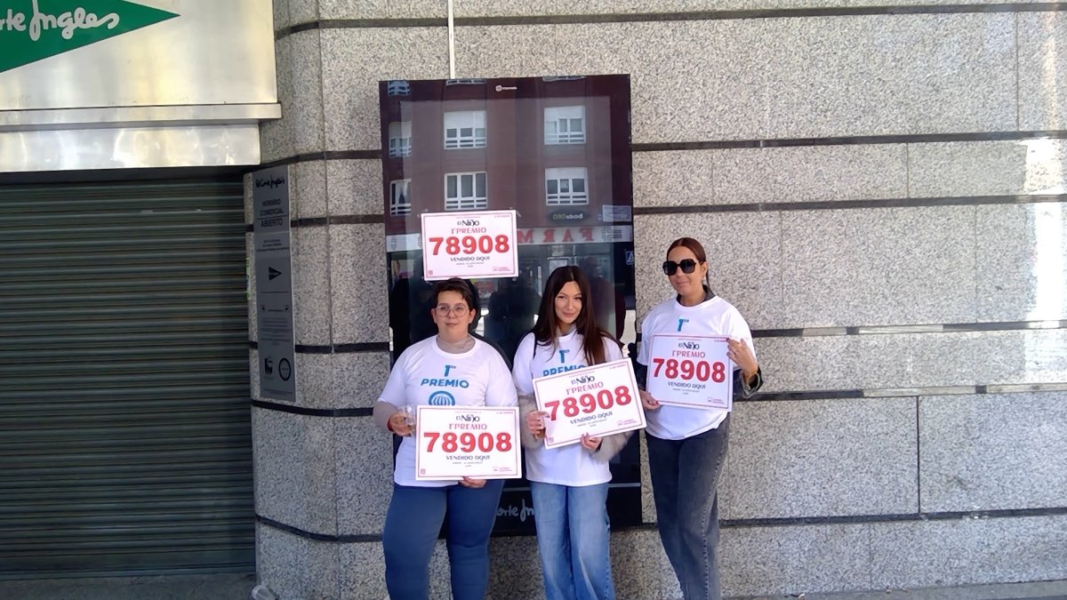 Representantes de la administración de lotería que repartió la suerte.