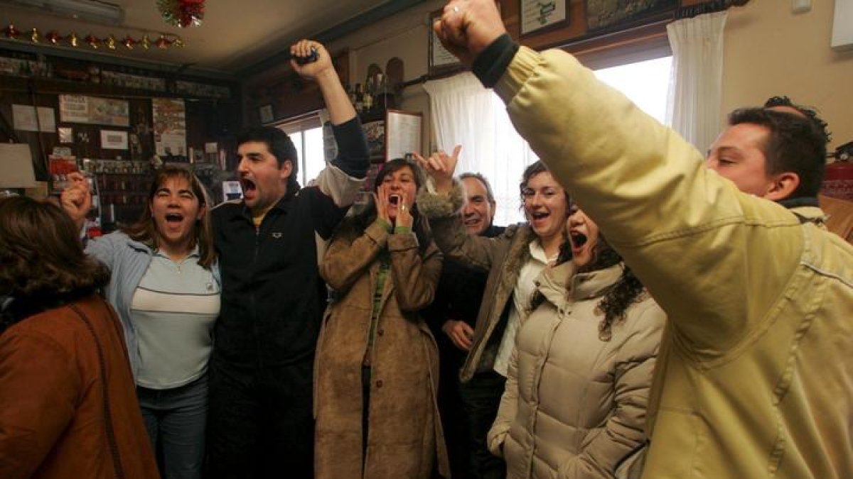 Celebración de un sorteo del Niño en Cistierna cuando fue agraciado con un segundo premio.