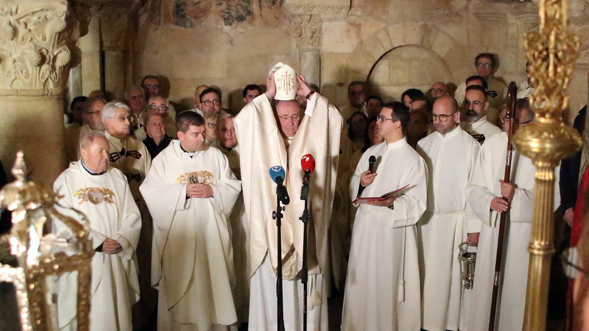 Responso y homenaje a los reyes de León ante el Panteón de la Colegiata de San Isidoro.