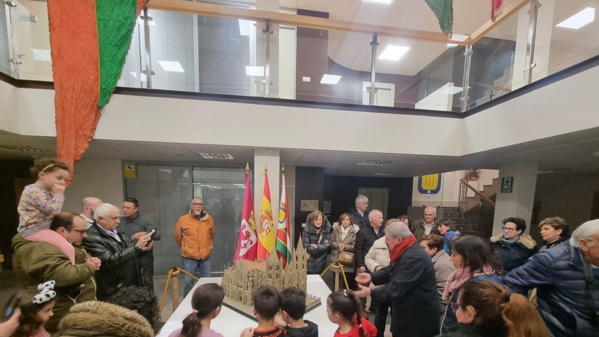 El vestíbulo acogió la presentación de la primera de las maquetas de González Ferreras que formará parte del museo. dl