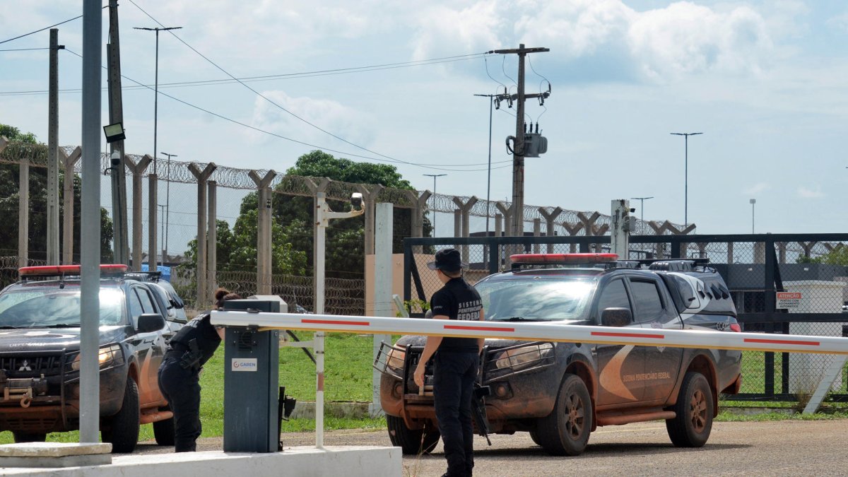 Fotografía de archivo en donde se ven policías en la entrada de una prisión en Brasil. EFE/ Ney Douglas