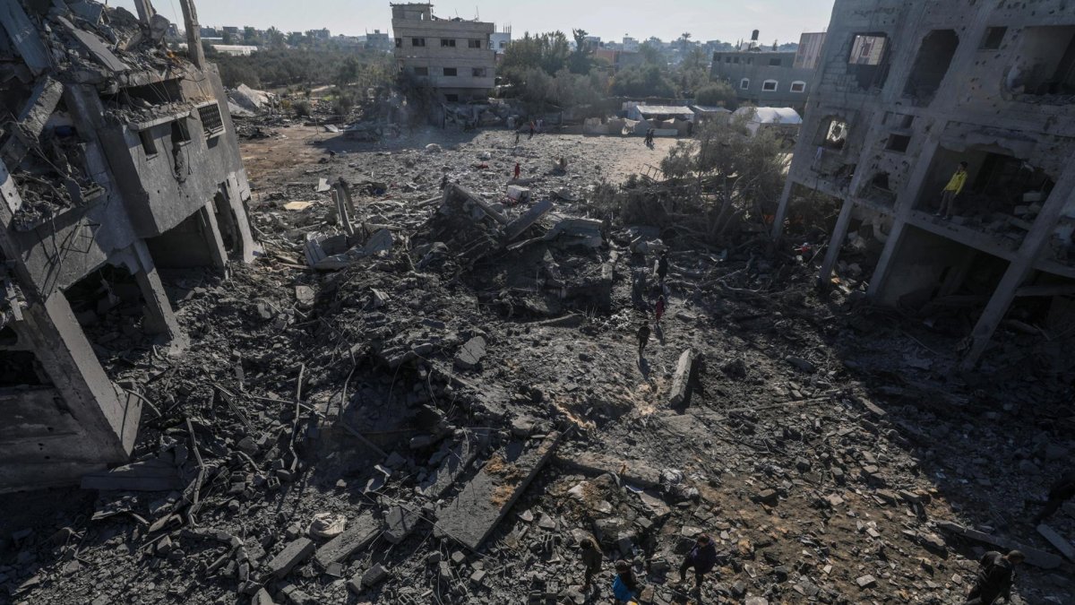 Foto de archivo de una casa destruida en un ataque aéreo israelí en el campamento de refugiados de Al Maghazi, en el centro de la Franja de Gaza. EFE/EPA/MOHAMMED SABER