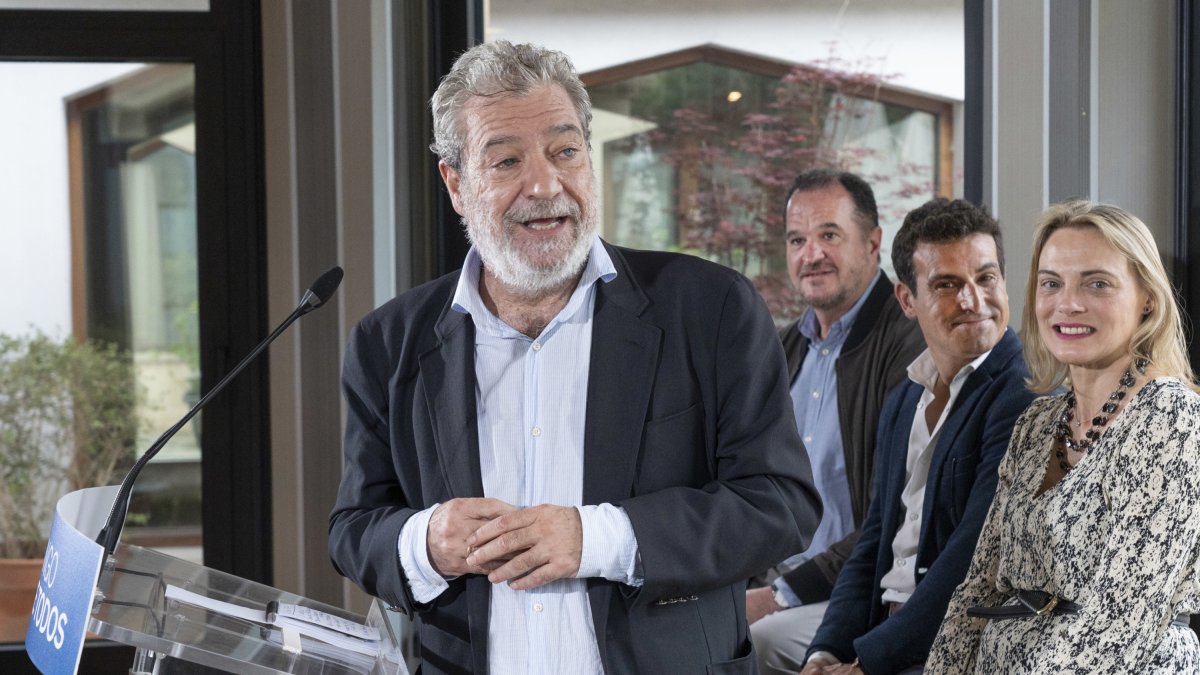 Archivo - (I-D) El director de Gabinete de Ayuso, Miguel Ángel Rodríguez.