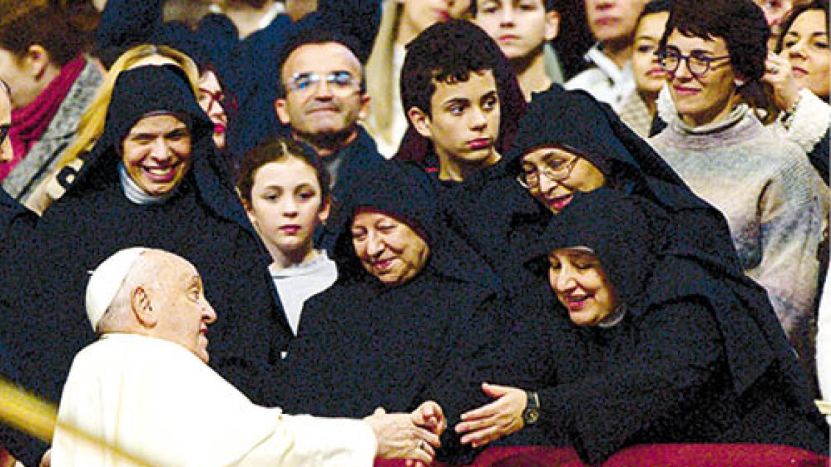 Mujeres saludan a Francisco tras la Epifanía.