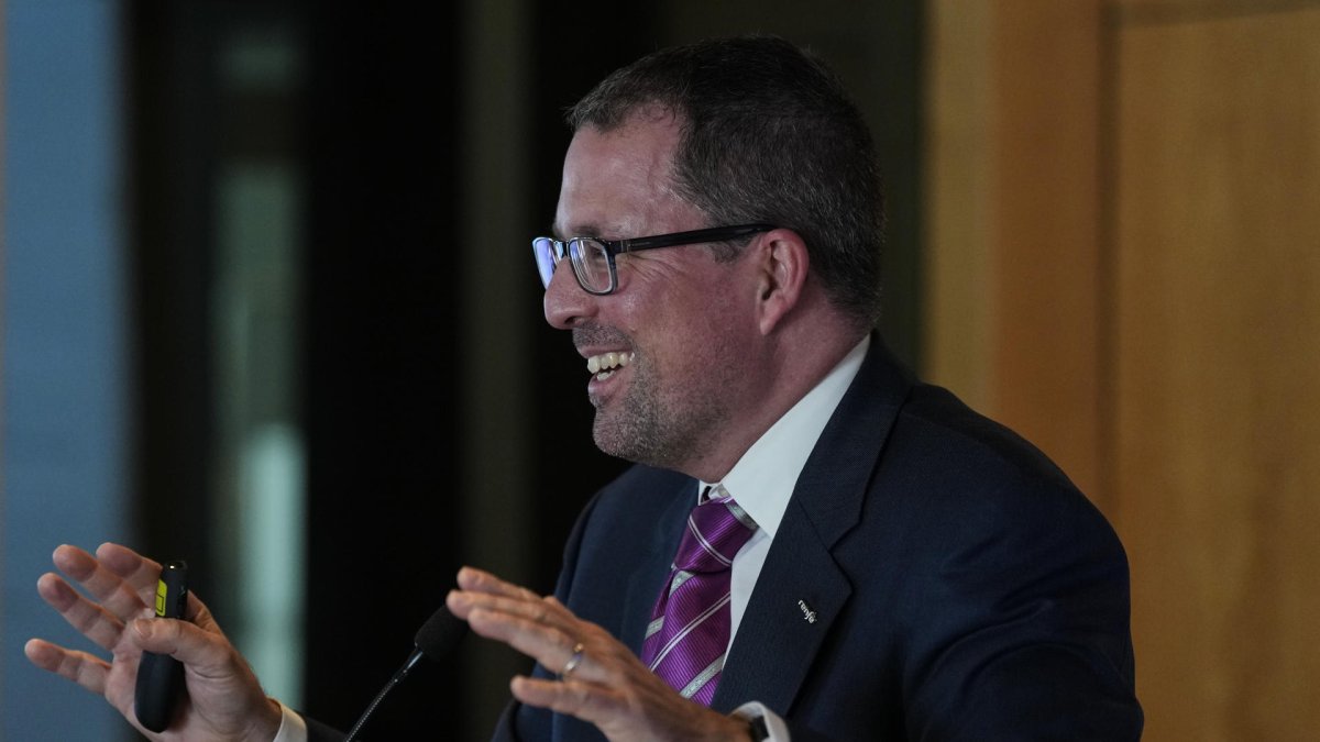 El presidente de Renfe, Raül Blanco, durante la rueda de prensa en la que se presentó el plan de medidas para mejorar las cercanías. EFE/Alejandro García