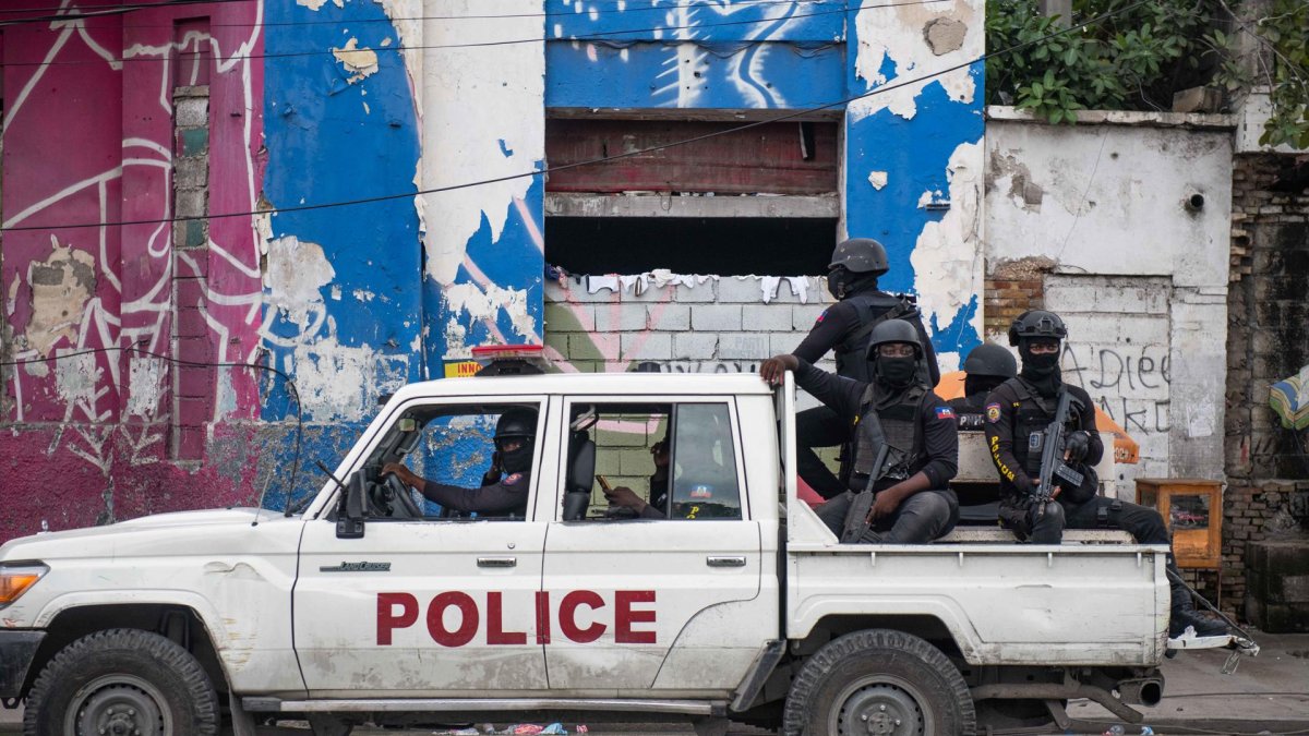 Imagen de archivo de policías que patrullan por una calle luego de un ataque a un hospital publico en Puerto Príncipe (Haití). EFE/ Johnson Sabin