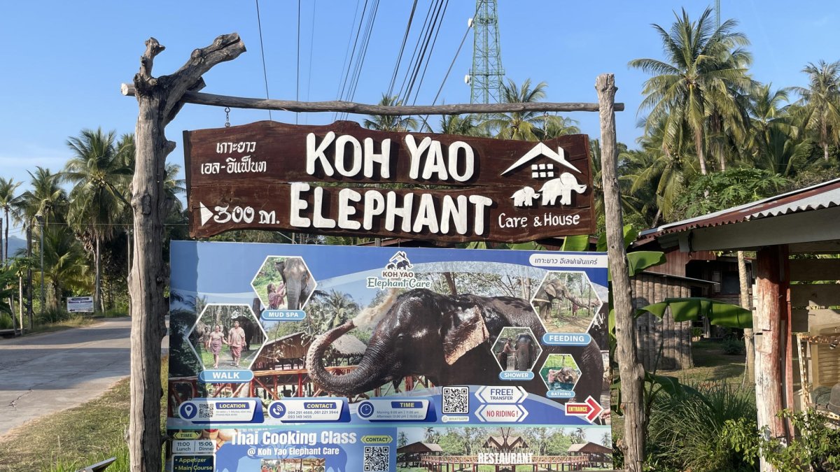 Cartel del centro 'Koh Yao Elephant Care' en Tailandia, en una foto del 4 de enero de 2025. EFE/Brian Bujalance