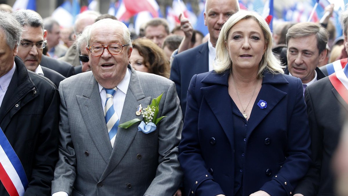 Imagen de archivo de Jean-Marie Le Pen y su hija Marine Le Pen. EFE/EPA/YOAN VALAT
