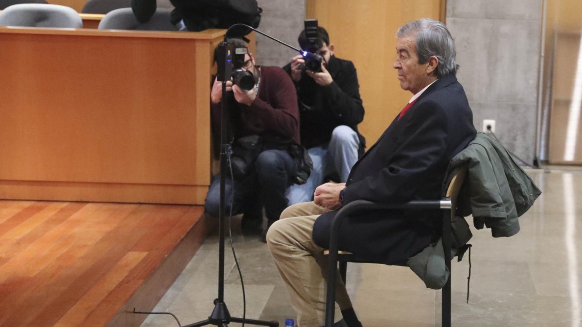 El exvicepresidente del Gobierno y expresidente del Principado de Asturias, Francisco Álvarez-Cascos, se ha sentado este martes en el banquillo de la sección tercera de la Audiencia Provincial de Oviedo para ser juzgado del delito continuado de apropiación indebida del que se le acusa por cargar gastos personales a Foro Asturias, el partido regionalista creado en torno a su figura en 2011 tras su salida del PP. EFE/ J.L.Cereijido