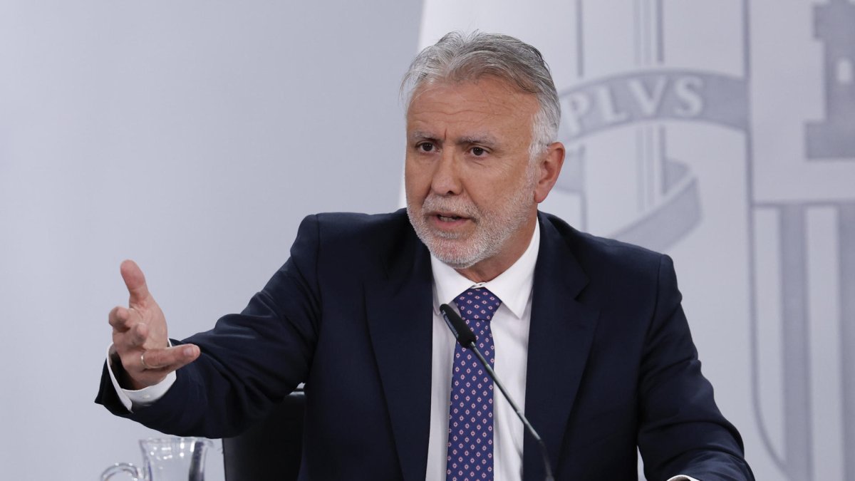 El ministro de Política Territorial, Ángel Víctor Torres durante la rueda de prensa tras el Consejo de Ministros celebrado este martes en La Moncloa. EFE/ Javier Lizón