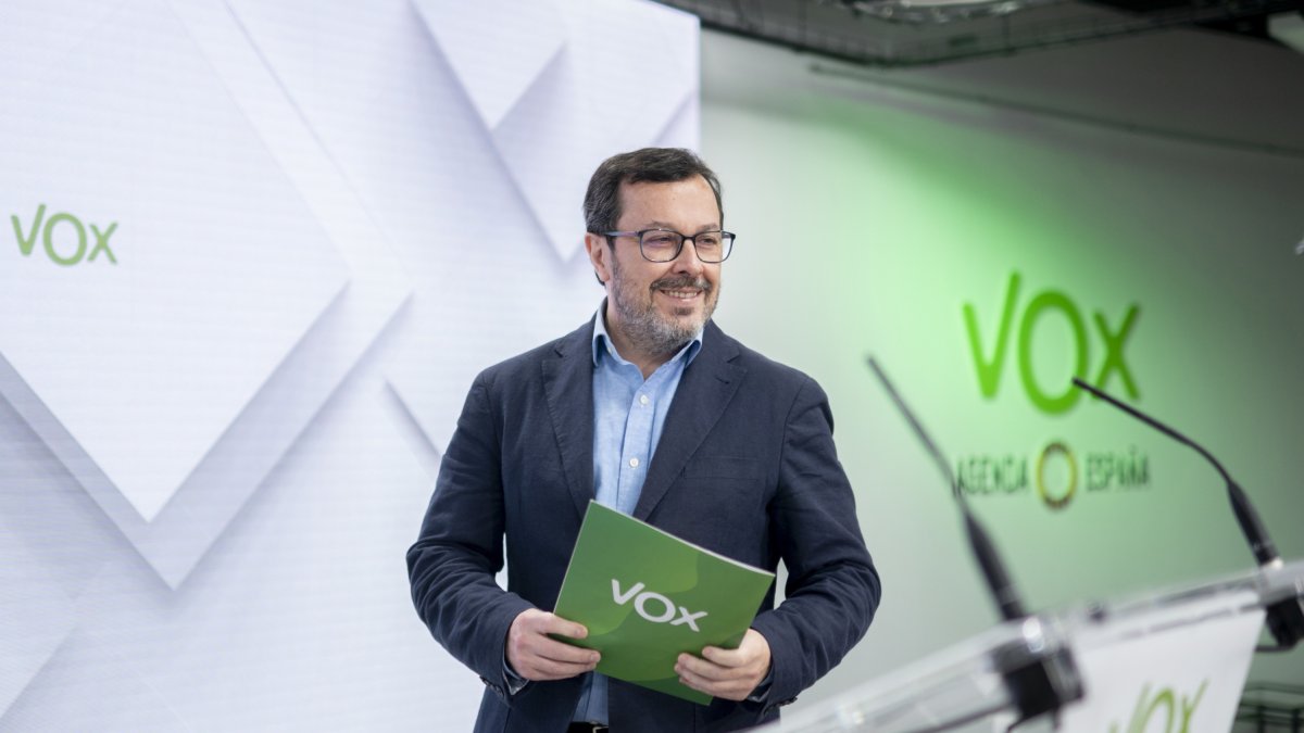 Archivo - El portavoz de Vox, José Antonio Fúster, a su llegada a una rueda de prensa tras la reunión del Comité de Acción Política de Vox, en la sede del partido.