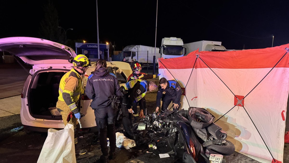 Miembros de la Policia Local y del Cuerpo de Bomberos inspeccionan este lunes la moto en la que un motorista ha fallecido al colisionar contra un automóvil. EFE / Sxenick.