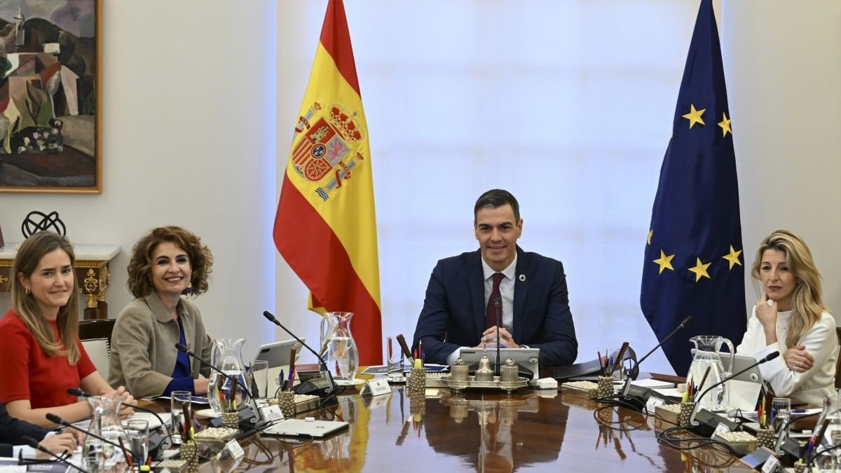 Pedro Sánchez en el primer Consejo de Ministros tras la Navidad. efe