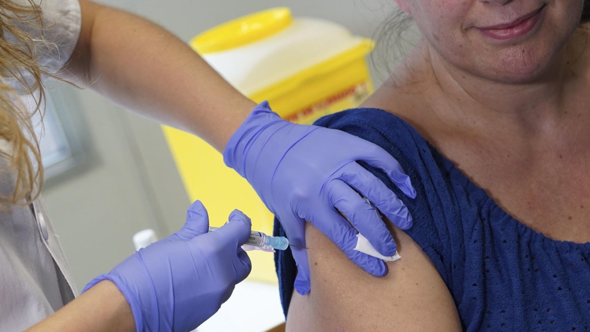 Una mujer recibe la vacuna antigripal, en una fotografía de archivo. EFE/Nacho Gallego