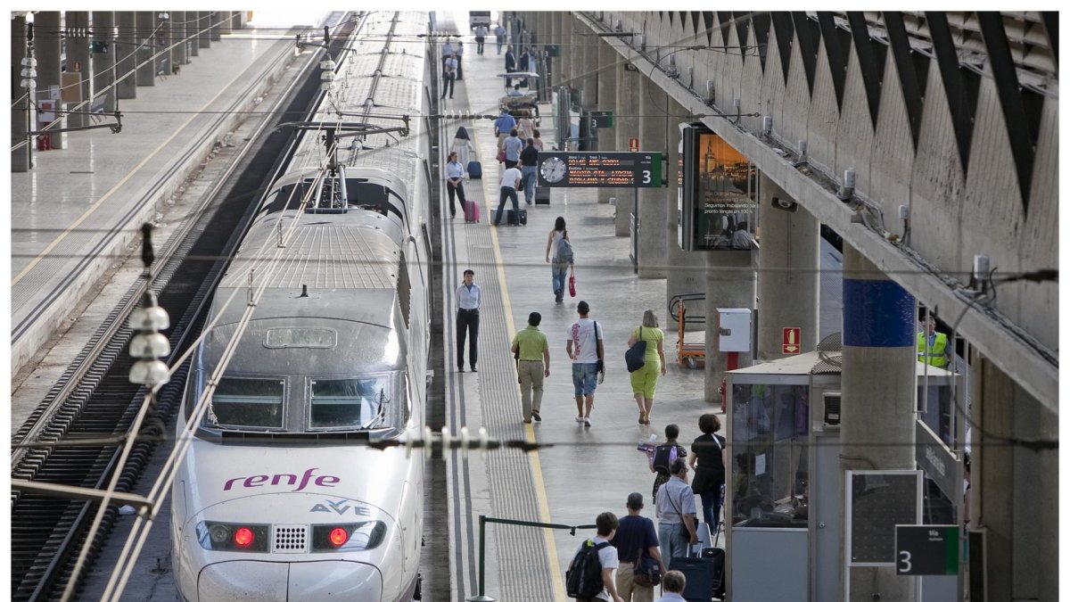 Imagen de archivo de un tren Ave de Renfe en Madrid. EFE/ Antonio Ruiz del Árbol.