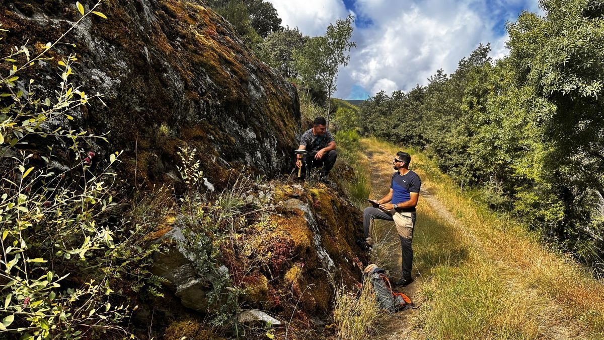 Parte del trazado cartografiado de la red hidráulica que conducía el agua hasta Las Médulas. grupo geoinca (ule) (Los investigadores, durante el trabajo de campo. GRUPO GEOINCA (ULE)